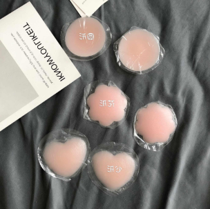 胸贴可以穿着游泳吗 穿胸贴游泳不会掉吗？