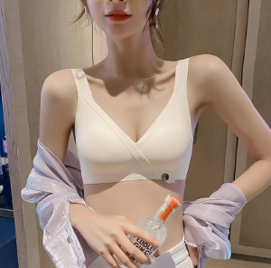 小胸女生穿什么内衣好，最好穿3/4罩杯或者1/2罩杯的内衣