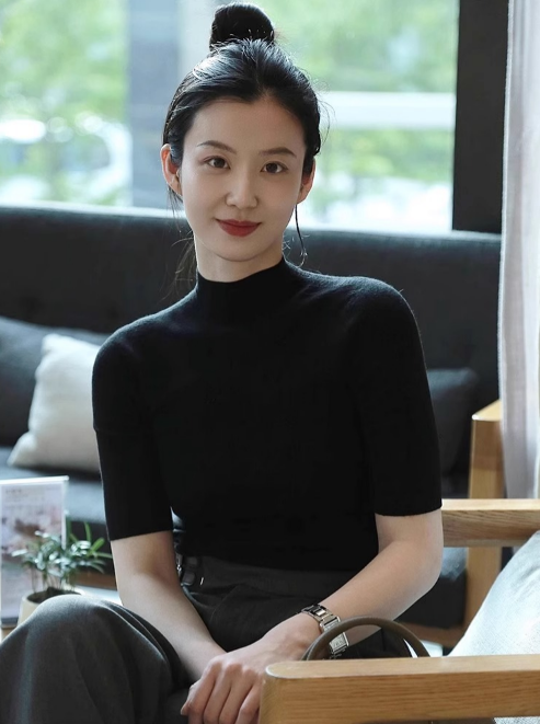 卫衣里面穿什么好呢？